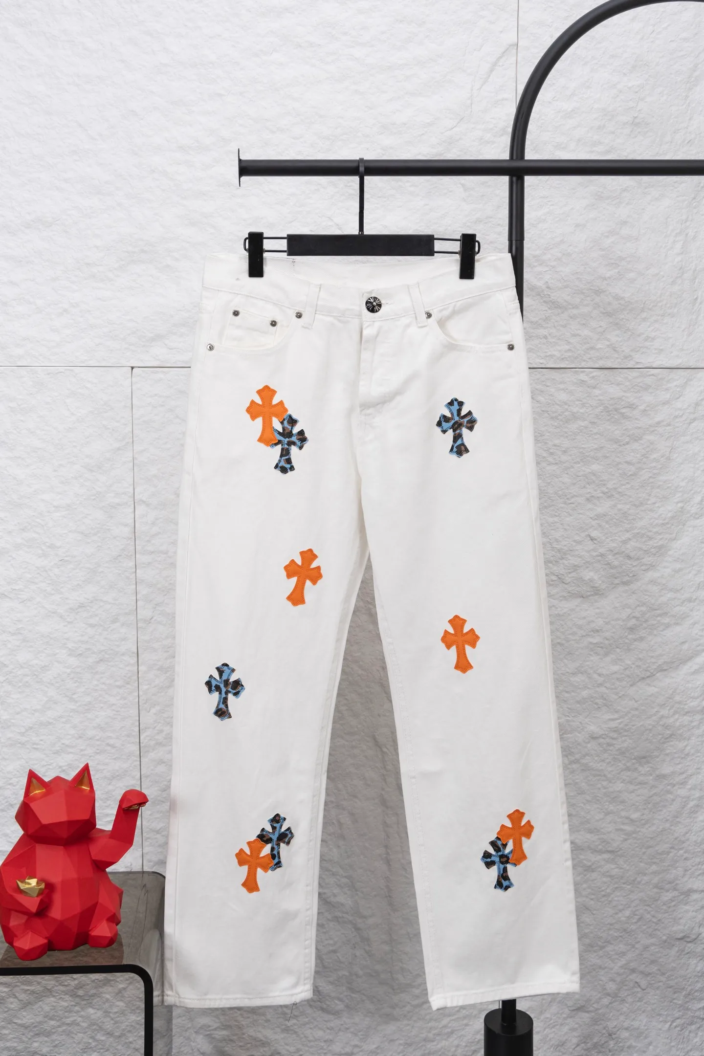 P230 model number/F084 CH Chromehearts 2025 new St.barth limited CH red and blue leopard print cross patchwork leather jeans. Top ceiling quality. Styles with different washed textures are very friendly to people with thin legs and thick legs. The straight and loose version is very flattering to the leg shape. Moderate length that never goes out of style, easy and casual to match, basic styling for various styles, a must-have in the wardrobe! The fabric is stiff but also makes the upper body soft without losing texture. The washing process is even more perfect. It is a must-have item for everyone! ! ! Washed wheat, hang tag, pants label, three labels complete Color: White Version: Loose